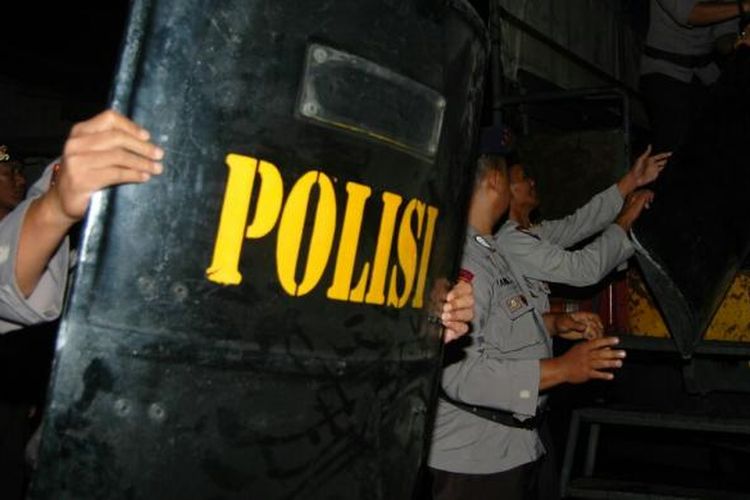 Brimob Polda Jawa Barat bersama Kepolisian Sektor Megemendung sedang menyiapkan peralatan taktis terkait informasi penjemputan paksa Pemimpin Front Pembela Islam (FPI) Rizieq Shihab, di Megamendung, Kabupaten Bogor, Sabtu (11/2/2017).