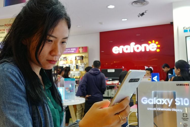 Seorang calon pembeli smartphone di gerai Erafone di Jakarta.