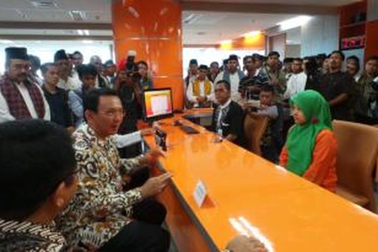 Gubernur DKI Jakarta Basuki Tjahaja Purnama marah-marah di kantor Badan Pelayanan Terpadu Satu Pintu (BPTSP) DKI, di Lantai 18, Balaikota, Jumat (2/1/2015).