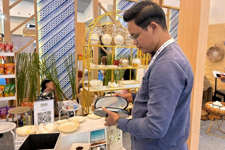 Syarif Ihsan, (26) sebagai CEO dan juga Founder dari CV Sabila Multi Kreasindo, Produsen kerajinan kerang dan sebagai agregator ekspor UMKM ke Amerika.