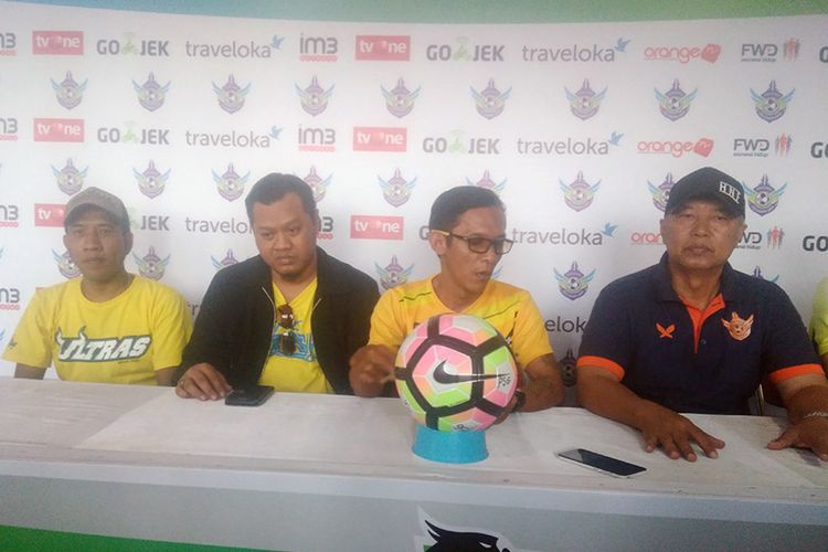 Perkenalan manajer baru Persegres Gresik United, Mulyadi (dua dari kiri) dan asistennya Achmad Dailamy (kiri).
