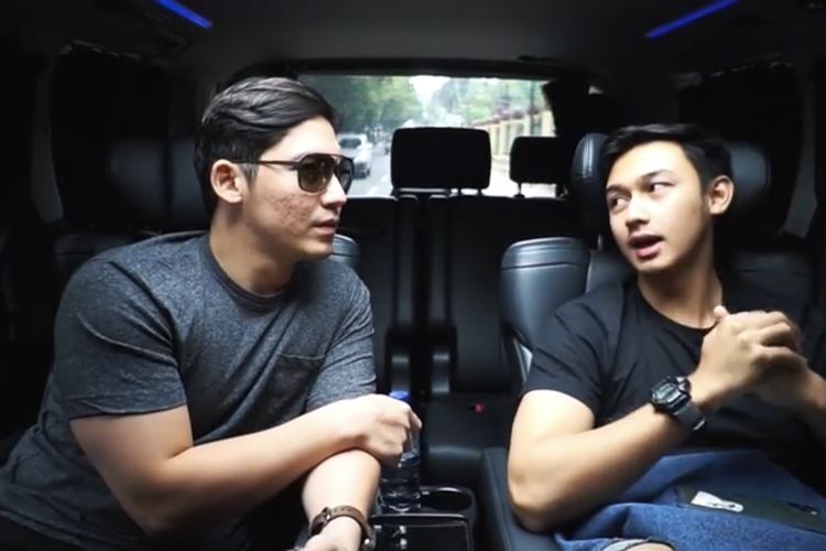 Caesar Hito ceritakan hubungannya dengan Felicya sempat putus kepada Samuel Zylgwyn. (Bidikan layar YouTube Samuel Franda).  