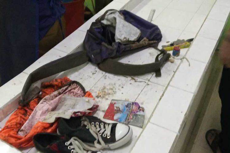 Sesosok mayat perempuan berseragam Pramuka lengkap ditemukan di drainase depan SMPN 6 Tasikmalaya, Senin (27/1/2020). Tepat di samping jenazah terdapat tas korban berwarna pink yang berisi buku-buku pelajaran dan identitas korban.