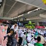 Massa Simpatisan Rizieq Shihab Penuhi Lobi Terminal 3, Seluruh Pintu Masuk Ditutup