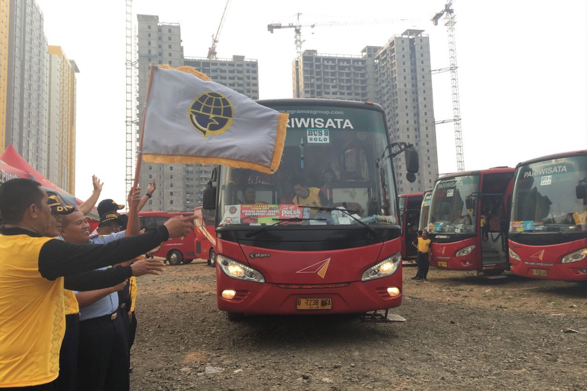 Pemerintahan Kota (Pemkot) Bekasi memberangkatkan 12 bus mudik gratis dari Pemkot untuk warga Kota Bekasi di Bekasi, Senin (19/6/2017). 