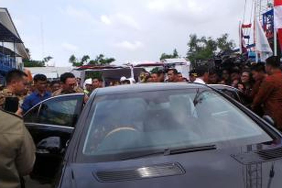 Gubernur DKI Jakarta Basuki Tjahaja Purnama terlihat masuk ke mobil Presiden Joko Widodo berpelat nomor RI 1, di sodetan Ciliwung-KBT, Rabu (18/2/2015).