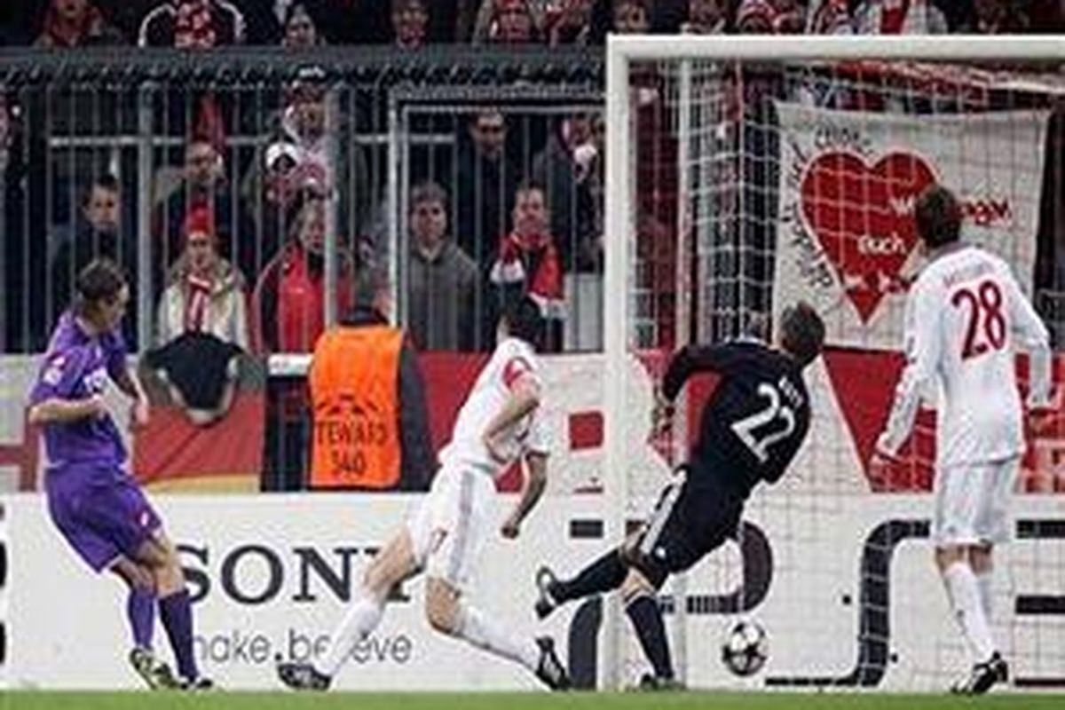 Bek Fiorentina, Per Kroldrup (kiri) menyepak bola masuk ke gawang Bayern Muenchen, di leg pertama 16 besar Liga Champions, Rabu (17/2/2010).