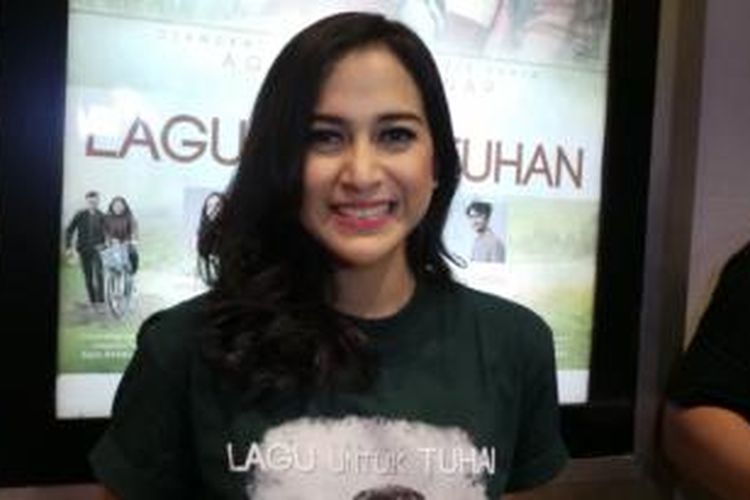Nina Zatulini diabadikan usai pemutaran film Sebuah Lagu untuk Tuhan di XXI Epicentrum Walk, Jakarta Selatan, Senin (26/10/2015).