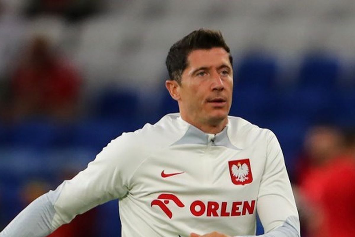 Penyerang timnas Polandia Robert Lewandowski melakukan pemanasan menjelang laga lanjutan UEFA Nations League kontra Wales di Stadion Cardiff City, 25 September 2022. Lewandowski ingin mencetak gol pertamanya di Piala Dunia 2022.