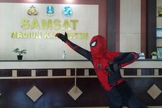 Heboh Pria Berkostum Spiderman Urus Pajak Kendaraan di Samsat Madiun