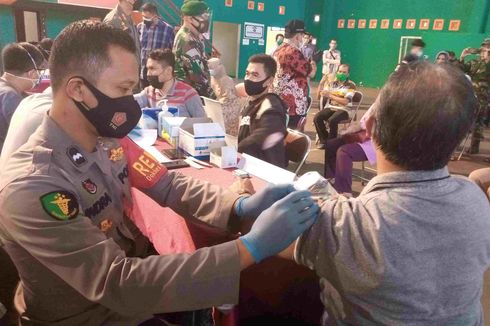 Peserta Vaksinasi Massal Tak Gunakan Masker dengan Benar, Ini yang Dilakukan Bupati Semarang