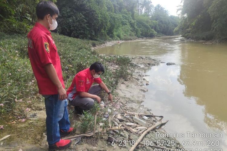 Polisi sedang mengambil sampel air yang diduga ada cairan limbah di Sungai Cileungsi, Kabupaten Bogor, Jawa Barat, Senin (10/4/2023).
