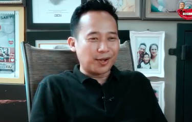 Denny Cagur saat berbincang dengan Helmy Yahya
