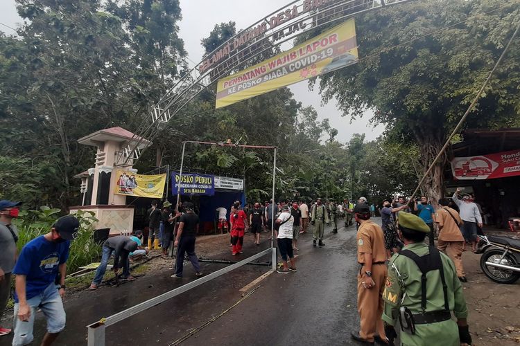 Warga Membongkar Posko di Desa Banaran, Kecamatan Playen, Gunungkidul