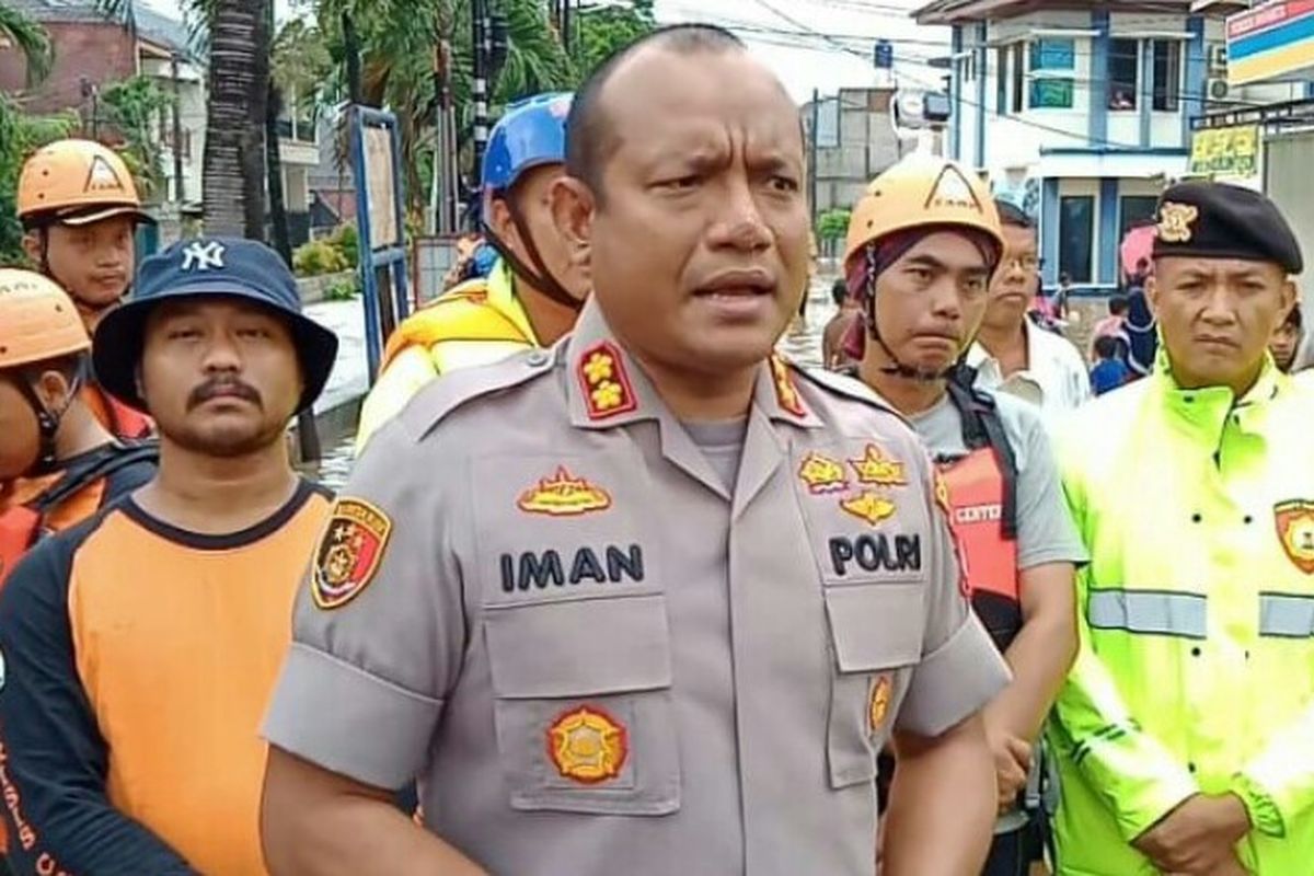 Kapolres Tangerang Selatan, AKBP Iman Setiawan meninjau lokasi banjir di Perumahan Pondok Maharta, Pondok Kacang Timur, Pondok Aren, Tangerang Selatan, Selasa (25/2/2020). 