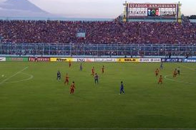 Arema Cronus Indonesia saat melawan Selangor FA di Stadion Kanjuruhan, Malang Jawa Timur, Rabu (16/4/2014) dalam laga AFC Cup 2014 di grup F. 