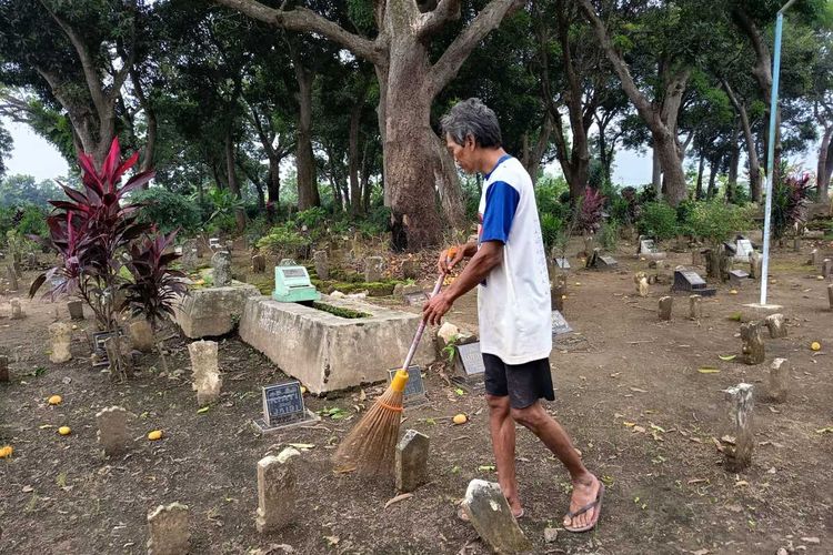 Kisah Penjaga Makam di Jombang, Rela Bekerja Larut Malam Meski Tak Memperoleh Gaji Tetap