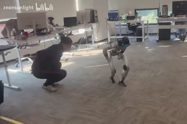 Setelah tidak sengaja menendang sang instruktur, robot G1 terlihat ikut menirukan gestur dengan membungkuk ke depan dalam posisi serupa, seolah-olah ikut merasakan sakit yang sama. 