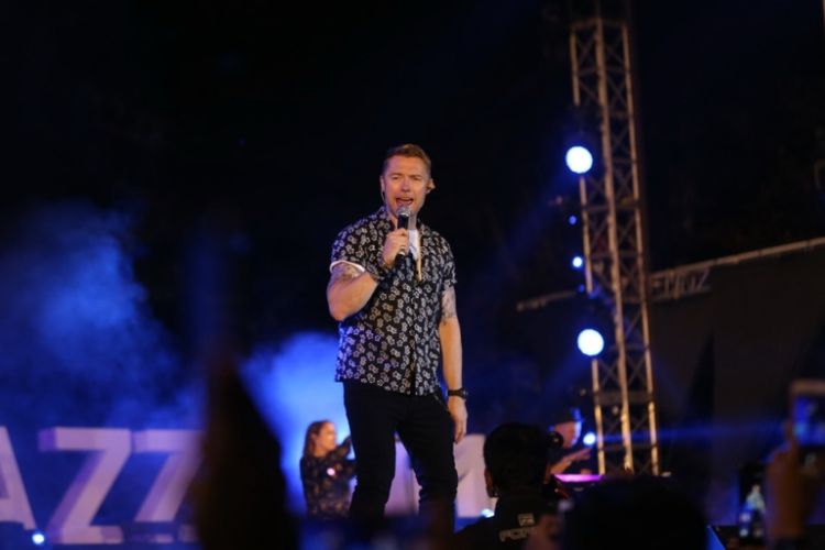 Personel Boyzone, Ronan Keating, aktif berkomunikasi dengan penonton Prambanan Jazz Festival 2018, Minggu (19/8/2018).