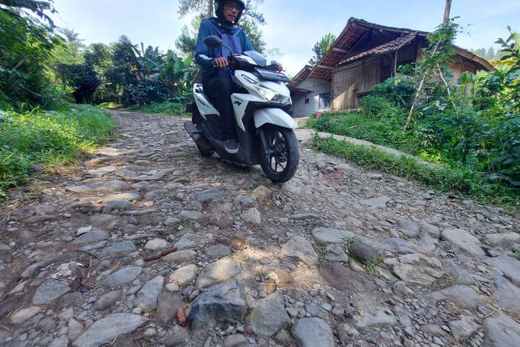 Jalan alternatif Cililin, Bandung Barat - Soreang, Kabupaten Bandung rusak parah.