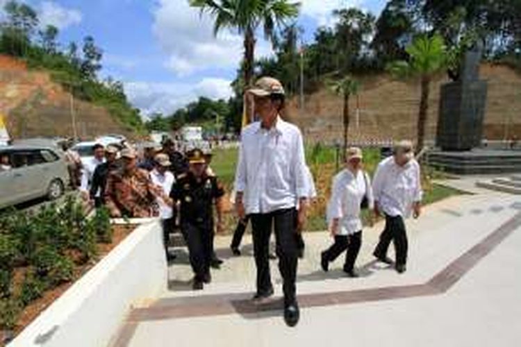 Presiden Joko Widodo meninjau Pos Lintas Batas Negara (PLBN), Entikong, Sanggau, Kalimantan Barat, Rabu (21/12/2016). PLBN ini memiliki luas lahan 8,8 hektar dan luas bangunan 7.612 meter persegi. Zona intinya terdiri dari bangunan utama, klinik, dan gudang sita.