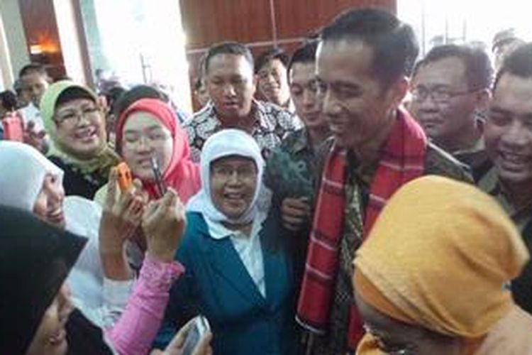 Gubernur DKI Jakarta Joko Widodo diserbu ibu-ibu dalam acara HUT Persatuan Wanita Betawi di Jakarta Barat.