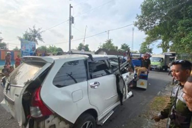 Mobil Avanza dievakuasi dari lokasi kecelakaan di Jalan Samas, Bantul. Rabu (9/4/2025)