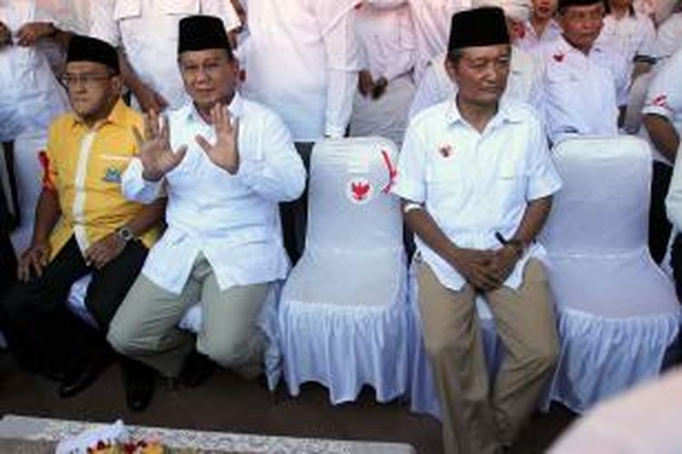 Calon presiden nomor urut 1 Prabowo Subianto didampingi Ketua Umum Partai Golkar Aburizal Bakrie (kiri) dan Ketua Umum Partai Gerindra Suhardi (kanan) menghadiri acara penandatanganan Koalisi Merah Putih Permanen di Tugu Proklamasi, Jakarta Pusat, Senin (14/7/2014). Ketua dan Sekjen Partai Politik pendukung pasangan Prabowo-Hatta yaitu Gerindra, PKS, PPP, Golkar, PBB, PAN, dan Demokrat, untuk menguatkan komitmennya menandatangani nota kesepahaman Koalisi Permanen mendukung Prabowo-Hatta.