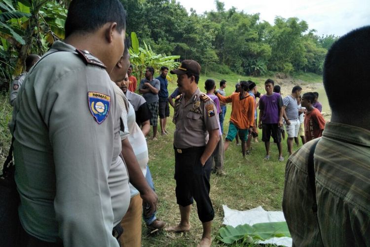 Kepolisian Sektor Wirosari mengevakuasi jasad bayi berumur 18 bulan di Sungai Lusi wilayah Desa Tanjungharjo, Kecamatan Wirosari, Kabupaten Grobogan, Jateng, Jumat (26/1/2018) siang.