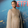 Hamil Anak Pertama, Jennifer Lawrance Makin Glowing