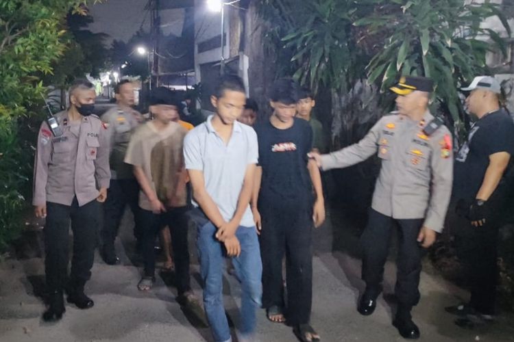 Kapolsek Pesanggrahan Kompol Tedjo Asmoro saat menangkap 10 remaja yang terlibat perang sarung di kawasan Petukangan Utara, Pesanggrahan, Jakarta Selatan, Jumat (22/3/2024).