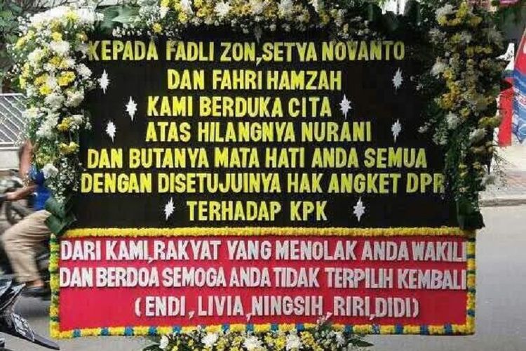 Sebuah karangan bunga teralamatkan untuk Ketua DPR RI Setya Novanto serta Wakil Ketua DPR RI Fadli Zon dan Fahri Hamzah diangkut keluar dari Kompleks Parlemen, Senayan, Jakarta, Rabu (3/5/2017).