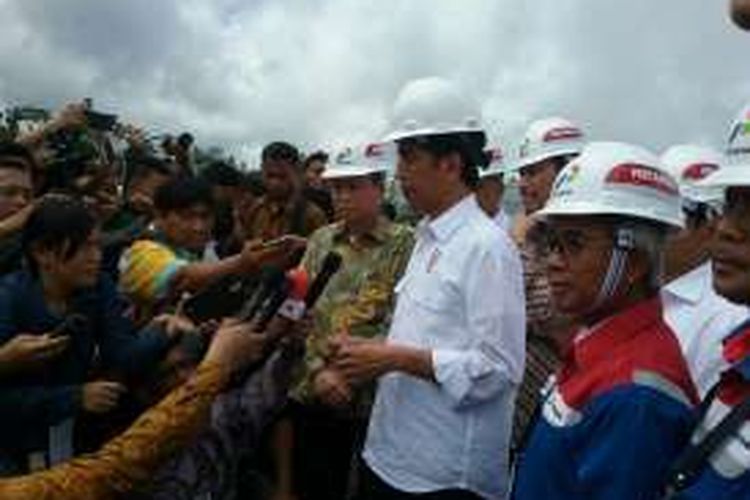 Presiden Joko Widodo (Jokowi) pada Selasa (27/12/2016) meresmikan tiga proyek infrastruktur pembangkit listrik tenaga panas bumi (PLTP) milik PT Pertamina (Persero) senilai 532,07 juta dollar AS atau Rp 6,18 triliun.