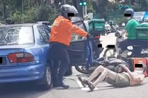 Kurir di Malaysia Pukuli Lansia Usai Motornya Diserempet, Mengaku Tak Bersalah Saat Disidang