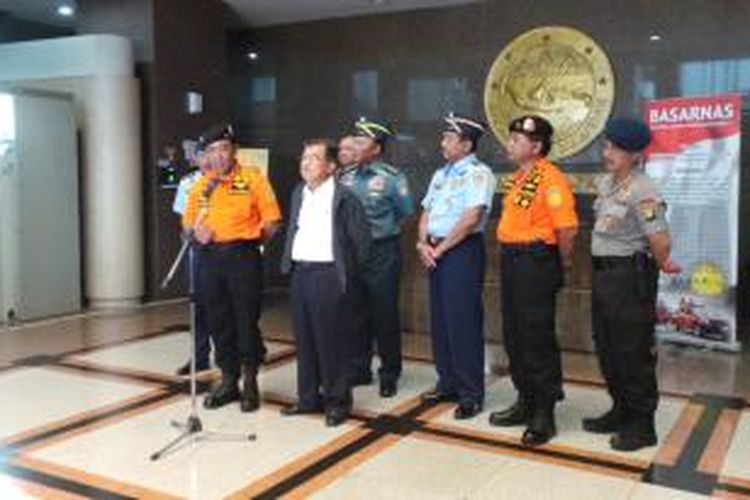 Wakil Presiden Jusuf Kalla dan Kepala Basarnas Marsekal Madya TNI FHB Soelistyo memberikan keterangan pers di Kantor Basarnas, di Jalan Angkasa, Kemayoran, Jakarta Pusat, Minggu (28/12/2014). 