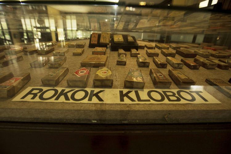 Sejumlah rokok masa lalu hingga masa kini menjadi salah satu koleksi di objek wisata Museum Kretek Kudus, Jawa Tengah, Sabtu (03/9/2016). Salah satu lokasi syuting Gadis Kretek