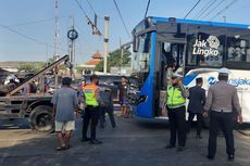 Detik-Detik Menegangkan Bus Transjakarta Kembali Mogok di Perlintasan Kerata Api