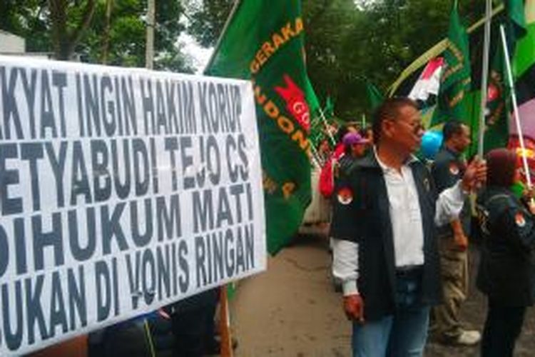 Tulisan dalam sebuah poster yang meminta Setyabudi Tedjocahyono dan para terdakwa lainnya agar divonis mati. Tulisan itu dibentangkan oleh sejumlah orang dari Lembaga Swadaya Masyarakat (LSM) Gerakan Ganyang Mafia Hukum yang melakukan aksi unjuk rasa didepan Gedung Pengadilan Negeri Bandung, Senin, (16/12/2013)