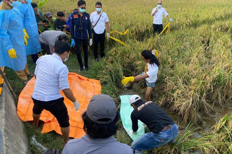 Petugas Kepolisian melakukan olah tempat kejadian perkara dan evakuasi jasad perempuan muda di sekitar perempatan Anjlok, Desa Mulyoagung, Kecamatan Singgahan, Kabupaten Tuban, Jawa Timur, Senin (23/6/2025).