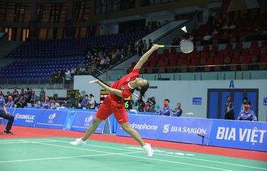 Aksi tunggal putri Indonesia Gregoria Mariska Tunjung kala meladeni pemain Vietnam Nguyen Thuy Linh dalam laga semifinal bulu tangkis beregu putri SEA Games 2021 di Bac Giang Gymnasium, Vietnam, Selasa 17 Mei 2022.