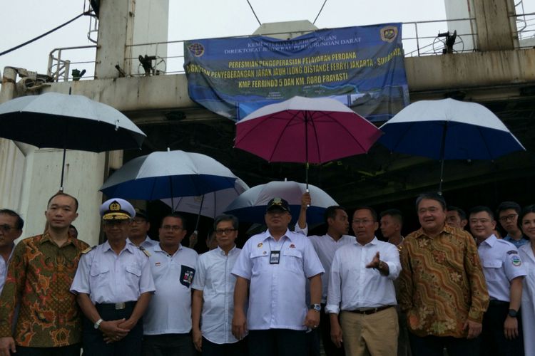 Acara Peresmian Pelayaran Perdana Angkutan Penyeberangan Jarak Jauh Lintas Jakarta-Surabaya oleh Inspektur Jenderal Kemenhub Wahyu Satrio Utomo di dermaga PT Indonesia Kendaraan Terminal, Tanjung Priok, Jakarta Utara, Minggu (10/12/2017).