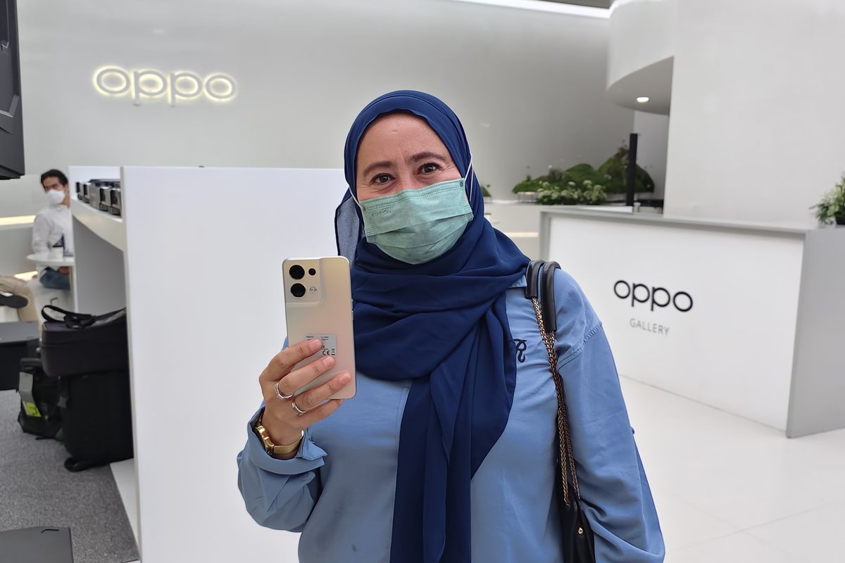 Rita, wanita asal Jagakarsa, Jakarta Selatan, ini menjadi salah satu pembeli Oppo Reno 8 Series saat penjualan perdana digelar, Jumat (26/8/2022). Rita memilih Oppo Reno 8 series karena perangkat tersebut memiliki hasil jepretan kamera depan yang ciamik. 