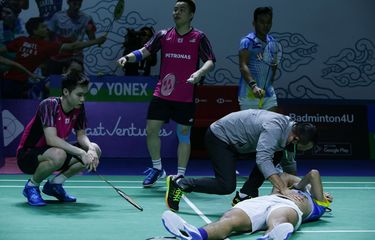 Pelatih ganda putra Malaysia, Rexy Mainaky memeluk ganda putra Indonesia, Yeremia Erich Yoche Yacob Rambitan yang mengalami cedera saat bertanding melawan ganda putra Malaysia, Aaron Chia/Soh Wooi Yik pada babak 8 besar Indonesia Open 2022 di Istora Senayan, Jakarta, Jumat (17/6/2022). Langkah Pramudya/Yeremia ke semifinal terhenti setelah kalah melalui permainan rubber game atau tiga gim dengan skor 14-21, 21-12, dan 22-20.