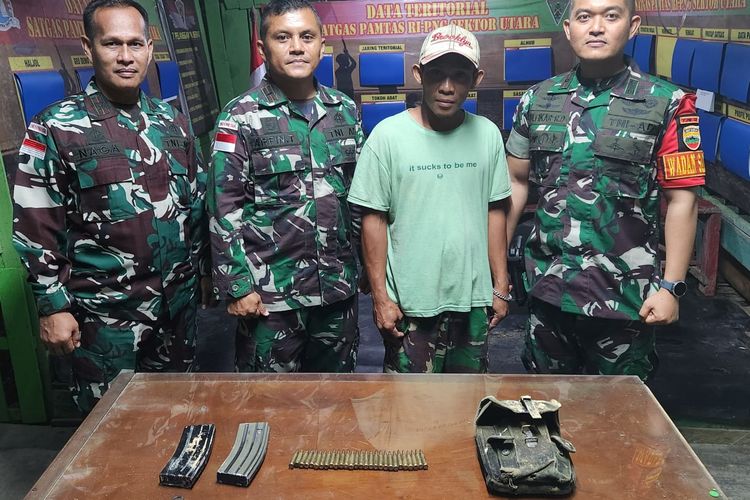 Anggota Satgas Pamtas Yonif 132/BS saat menerima penyerahan 28 butir amunisi tajam kaliber 5,56 mm, sebuah magazen M16 dan sebuah magazen SS1 yang ditemukan oleh seorang warga di Kabupaten Keerom, Papua