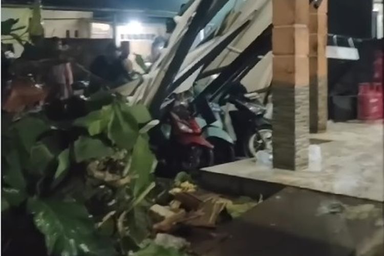 Pohon Rapuh Tumbang di Tangsel, Timpa Kanopi Rumah dan 3 Motor
