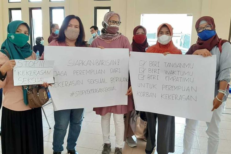 Aktivis Koalisi Anti Kekerasan Terhadp Perempuan NTB, membawa poster saat mendatangi Polres Lombok Utara, Kamis (17/12/2020) mereka mendesak aparat kepolisian serius menangani kasus kekerasan terhadap jurnalis perempuan, korban pelecehan di Lombok Utra.