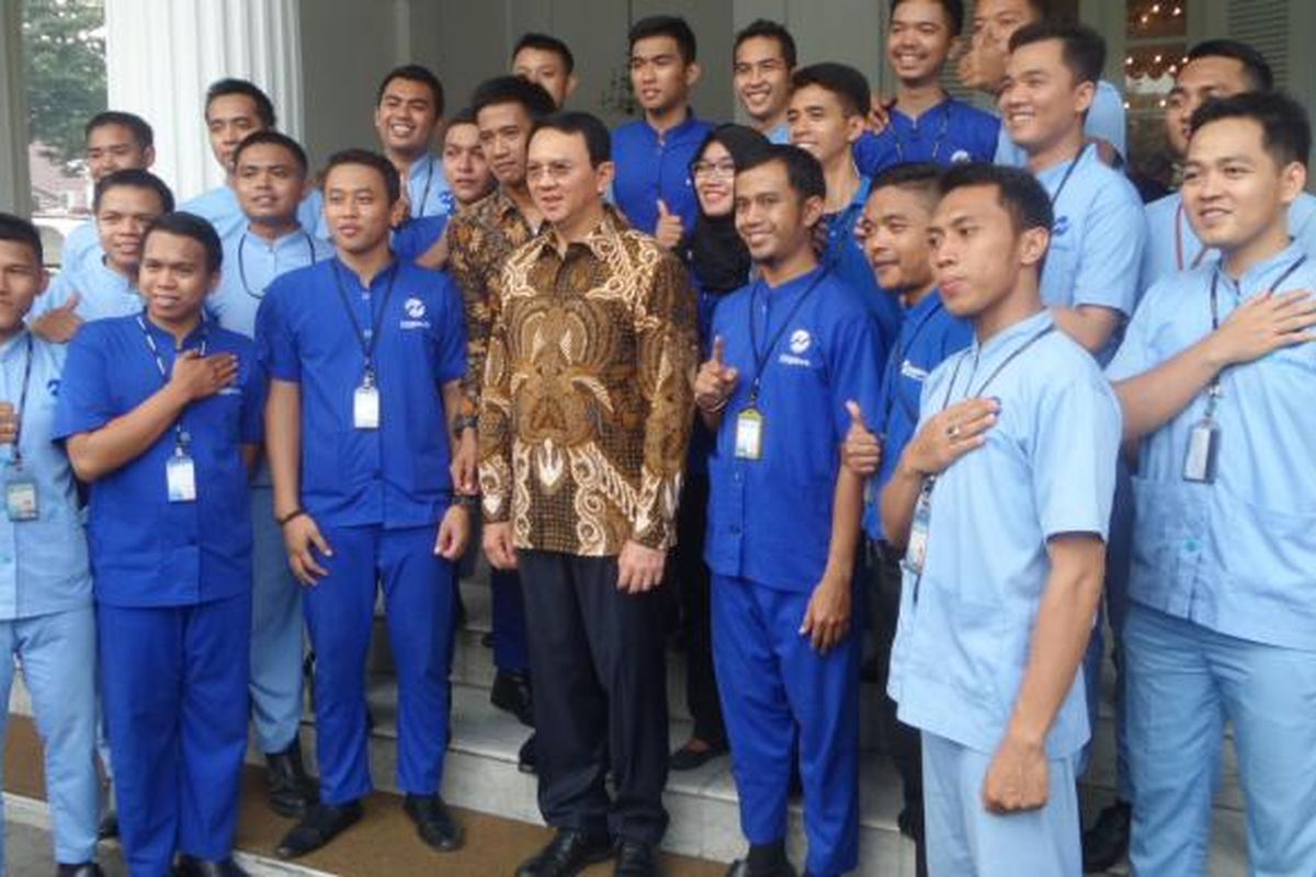 Sejumlah petugas Transjakarta Cares saat berfoto bersama Gubernur DKI Jakarta Basuki Tjahaja Purnama atau Ahok di Balai Kota, Kamis (3/3/2017)