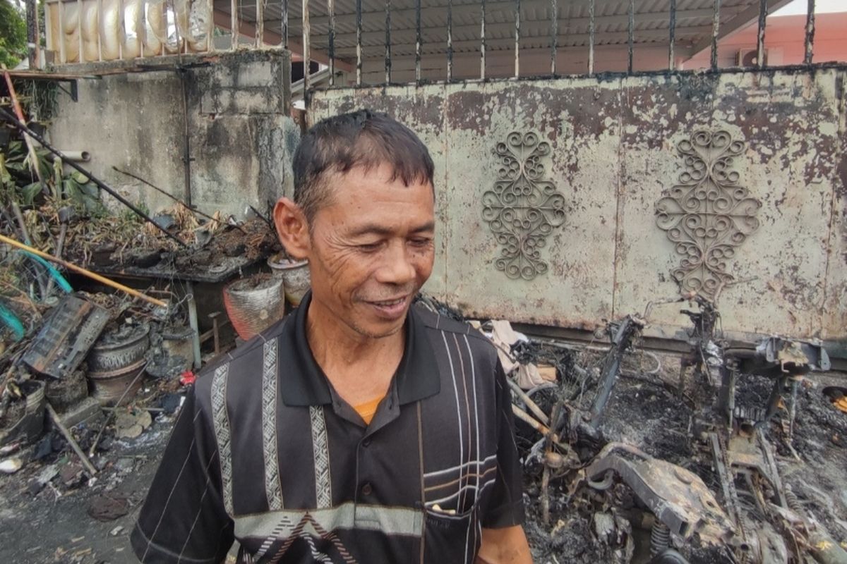 Tursiman (60), salah satu korban kebakaran di Simprug Golf II, Grogol Selatan, Kebayoran Lama, Jakarta Selatan, saat ditemui pada Senin (22/8/2022) siang. Kebakaran itu terjadi pada Minggu (21/8/2022) pagi.