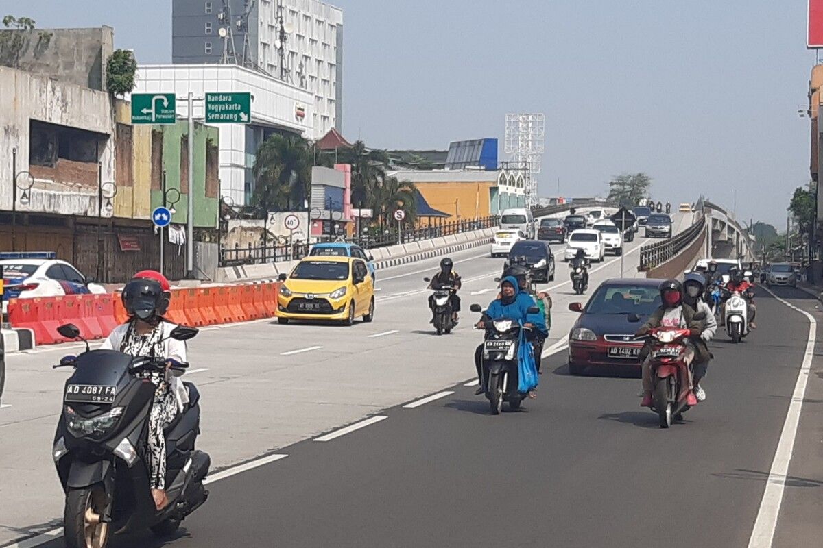 Kendaraan melintas Flyover Purwosari Solo, Jawa Tengah, Sabtu (10/4/2021).