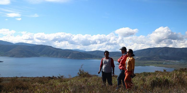 Wisatawan menikmati panorama Danau Anggi Gida dilihat dari Bukit Kombrey dengan ketinggian sekitar 2.000 meter di atas permukaan laut, Jumat (17/8/2018). Bukit Kombrey merupakan obyek wisata yang terletak di Distrik Anggi, Kabupaten Pegunungan Arfak, Papua Barat.